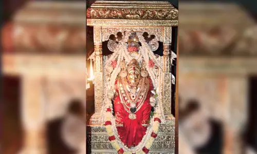 நதியின் நடுவே அமர்ந்த அம்மன் நதியின் நடுவே அமர்ந்த அம்மன்