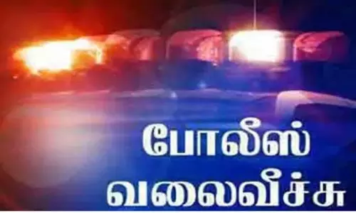 தொழிலாளியை தாக்கிய 3 பேருக்கு போலீஸ் வலைவீச்சு தொழிலாளியை தாக்கிய 3 பேருக்கு போலீஸ் வலைவீச்சு