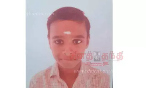 கார் மோதி மாணவன் உள்பட 2 பேர் பலி