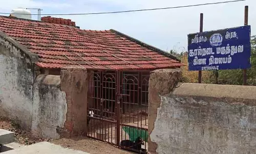 இடிந்து விழும் அபாயத்தில் கால்நடை மருத்துவமனை கட்டிடம் இடிந்து விழும் அபாயத்தில் கால்நடை மருத்துவமனை கட்டிடம்