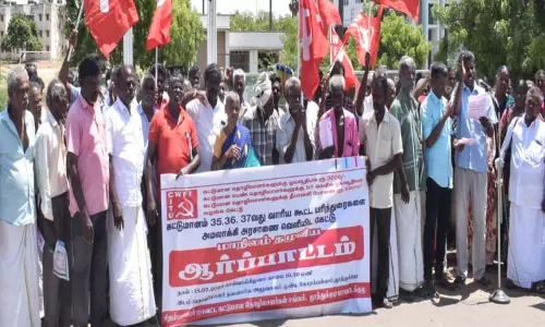 தூத்துக்குடியில் கட்டுமான தொழிலாளர்கள் ஆர்ப்பாட்டம் தூத்துக்குடியில் கட்டுமான தொழிலாளர்கள் ஆர்ப்பாட்டம்