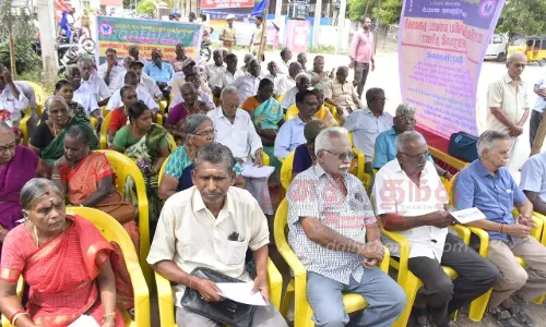 ஓய்வூதியர் சங்கத்தினர் தர்ணா ஓய்வூதியர் சங்கத்தினர் தர்ணா