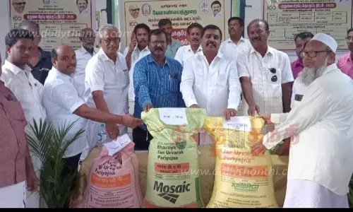 குறுவை சிறப்பு தொகுப்பு திட்டத்தில்  விவசாயிகளுக்கு இடுபொருட்கள்