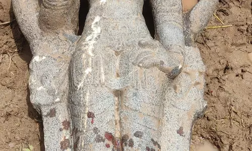 வாய்க்கால் தூர்வாரியபோது 5 அடி உயர பெருமாள் சிலை கண்டெடுப்பு வாய்க்கால் தூர்வாரியபோது 5 அடி உயர பெருமாள் சிலை கண்டெடுப்பு