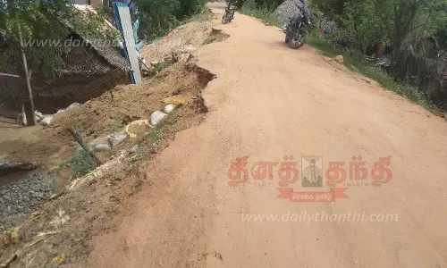 ஆற்றங்கரை சாலையில் கான்கிரீட் தடுப்புச்சுவர் கட்ட வேண்டும் ஆற்றங்கரை சாலையில் கான்கிரீட் தடுப்புச்சுவர் கட்ட வேண்டும்