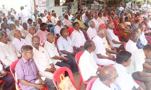 கடலூரில் அனைத்து துறை ஓய்வூதியர் சங்கத்தினர் தர்ணா