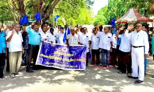 ஓய்வூதியர் சங்கத்தினர் ஆர்ப்பாட்டம்