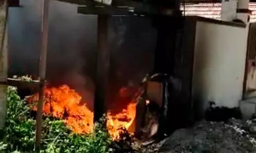 மின்மாற்றியில் தீப்பிடித்ததால் பரபரப்பு மின்மாற்றியில் தீப்பிடித்ததால் பரபரப்பு