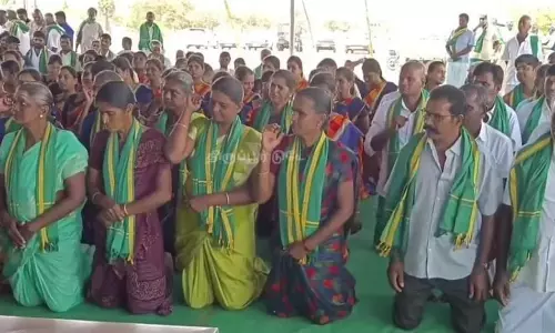 மண்டியிட்டு விவசாயிகள் கவன ஈர்ப்பு ஆர்ப்பாட்டம் மண்டியிட்டு விவசாயிகள் கவன ஈர்ப்பு ஆர்ப்பாட்டம்