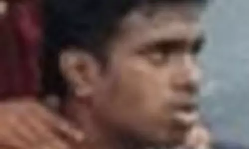 லாரி சக்கரத்தில் சிக்கி கை சிதைந்து மாணவர் பலி லாரி சக்கரத்தில் சிக்கி கை சிதைந்து மாணவர் பலி