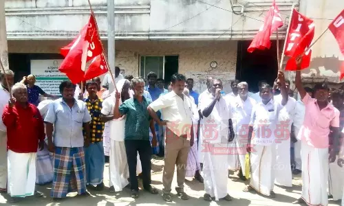 கட்டுமான தொழிலாளர் சங்கத்தினர் ஆர்ப்பாட்டம்