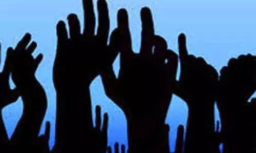 அரசு கையகப்படுத்திய இடத்திற்கு இழப்பீடு தொகை வழங்காததை கண்டித்து தாசில்தார் அலுவலகம் முற்றுகை