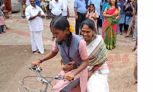 மாணவியின் சைக்கிளில் சென்ற பெண் எம்.எல்.ஏ.
