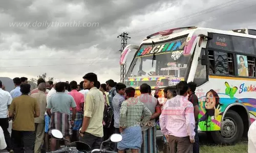 ஊருக்குள் வராத தனியார் பஸ் சிறைபிடிப்பு ஊருக்குள் வராத தனியார் பஸ் சிறைபிடிப்பு