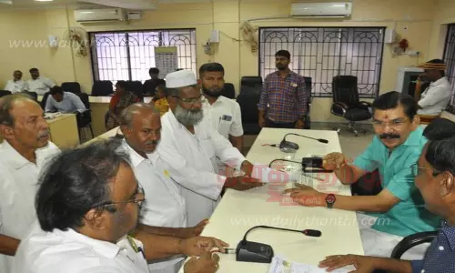 நெல்லை டவுனில் கழிப்பறையை பயன்பாட்டிற்கு கொண்டு வரக்கோரி மேயரிடம் மனு நெல்லை டவுனில் கழிப்பறையை பயன்பாட்டிற்கு கொண்டு வரக்கோரி மேயரிடம் மனு