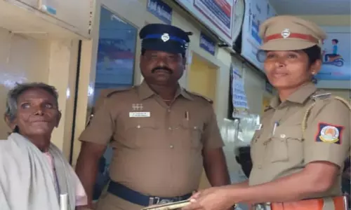 வழியில் கிடந்த செல்போனை சப்-இன்ஸ்பெக்டரிடம் ஒப்படைத்த மூதாட்டி