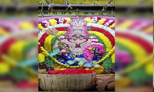 பொன்னாளி அம்மன் கோவிலில் சத்தாபரணம் பொன்னாளி அம்மன் கோவிலில் சத்தாபரணம்