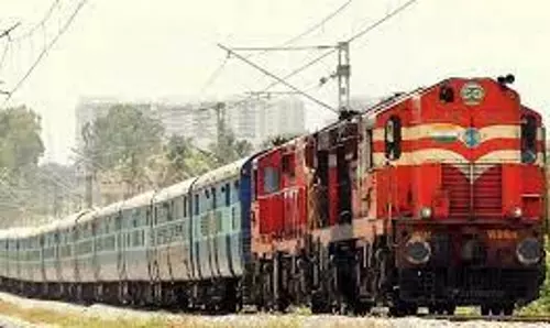 சென்னை- தஞ்சை உழவன் எக்ஸ்பிரஸ் ரெயில் மயிலாடுதுறையில் 5 நிமிடங்கள் நிற்க அனுமதி- பயணிகள் வலியுறுத்தல்