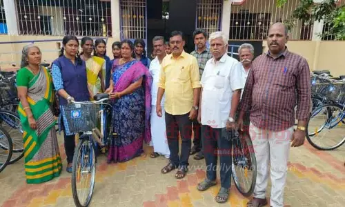 பள்ளி மாணவர்களுக்கு இலவச சைக்கிள்