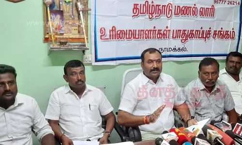 மணல் குவாரிகளில் முறைகேடு:தமிழக அரசுக்கு ரூ.4,500 கோடி இழப்புலாரி உரிமையாளர்கள் பாதுகாப்பு சங்கம் குற்றச்சாட்டு மணல் குவாரிகளில் முறைகேடு:தமிழக அரசுக்கு ரூ.4,500 கோடி இழப்புலாரி உரிமையாளர்கள் பாதுகாப்பு சங்கம் குற்றச்சாட்டு