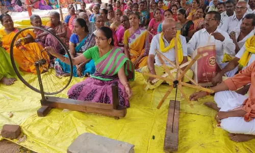 ராட்டை சுற்றியும், நூல் நூற்றும் நெசவாளர்கள் உண்ணாவிரதம்