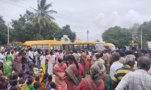 அதிகாரிகளை முற்றுகையிட்ட பொதுமக்கள்