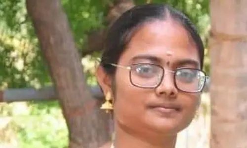 லாரி மோதி ஸ்கூட்டரில் சென்ற இளம்பெண் பலி