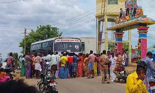 சீராக குடிநீர் வழங்க கோரிபஸ்சை சிறைபிடித்து பொதுமக்கள் சாலை மறியல்