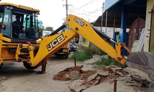 சாலையோர ஆக்கிரமிப்புகள் அகற்றம்