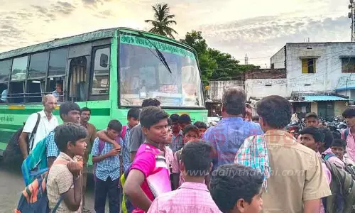 அரசு பஸ்சை சிறைபிடித்து பள்ளி மாணவர்கள் சாலை மறியல்
