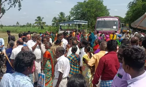 வீட்டுமனைப்பட்டா வழங்கக்கோரி பொதுமக்கள் சாலை மறியல்