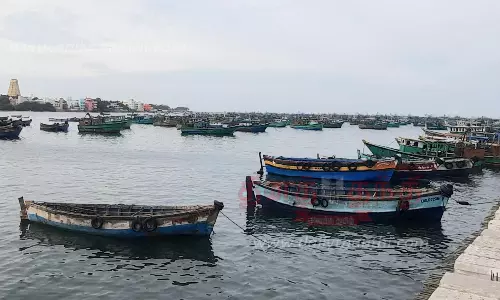 ராமேசுவரம் பகுதியில் பலத்த காற்று, கடல் சீற்றத்தால் மீனவர்கள் மீன் பிடிக்க தடை