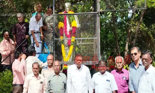 மகாராஜ பிள்ளை சிலைக்கு அரசியல் கட்சியினர் மரியாதை