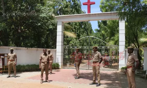 பிஷப் பங்களா முன்பு போலீஸ் குவிப்பு