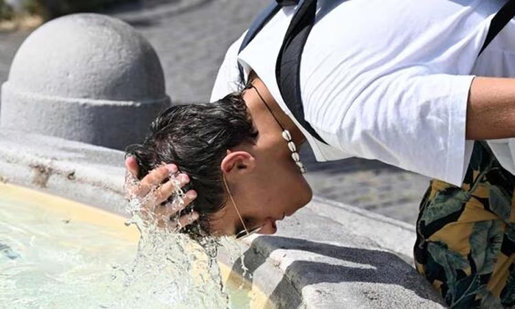 ஐரோப்பாவில் வறுத்தெடுக்கும் வெயில்- வெப்ப அலையால் மக்கள் அவதி