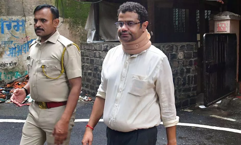 கொரோனா சிகிச்சை மைய முறைகேடு வழக்கில் உத்தவ் தாக்கரே கட்சி எம்.பி.க்கு நெருக்கமான தொழில் அதிபர் கைது - அமலாக்கத்துறை அதிரடி நடவடிக்கை கொரோனா சிகிச்சை மைய முறைகேடு வழக்கில் உத்தவ் தாக்கரே கட்சி எம்.பி.க்கு நெருக்கமான தொழில் அதிபர் கைது - அமலாக்கத்துறை அதிரடி நடவடிக்கை