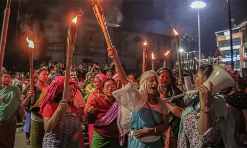 மணிப்பூர் வீடியோவை நீக்குமாறு சமூக வலைத்தள நிறுவனங்களுக்கு மத்திய அரசு அறிவுறுத்தல் மணிப்பூர் வீடியோவை நீக்குமாறு சமூக வலைத்தள நிறுவனங்களுக்கு மத்திய அரசு அறிவுறுத்தல்
