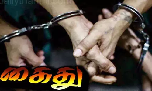 அபாய சங்கிலியை பிடித்து இழுத்து கடற்கரை ரெயில் நிலையத்தில் கல்லூரி மாணவர்கள் அட்டகாசம் - 3 பேர் கைது அபாய சங்கிலியை பிடித்து இழுத்து கடற்கரை ரெயில் நிலையத்தில் கல்லூரி மாணவர்கள் அட்டகாசம் - 3 பேர் கைது