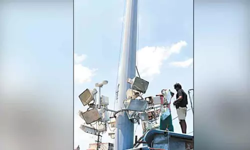 திருத்தணி முருகன் கோவில் வளாகத்தில் உயர்மின் கோபுர விளக்குகள் சீரமைக்கும் பணி மும்முரம்