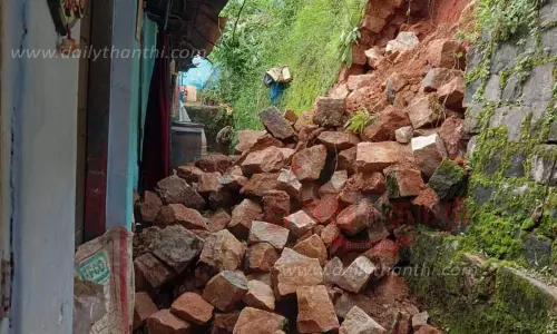 2 இடங்களில் தடுப்புச்சுவர் இடிந்தது