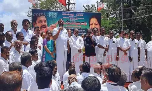 தென்காசியில் அ.தி.மு.க.வினர் ஆர்ப்பாட்டம் தென்காசியில் அ.தி.மு.க.வினர் ஆர்ப்பாட்டம்