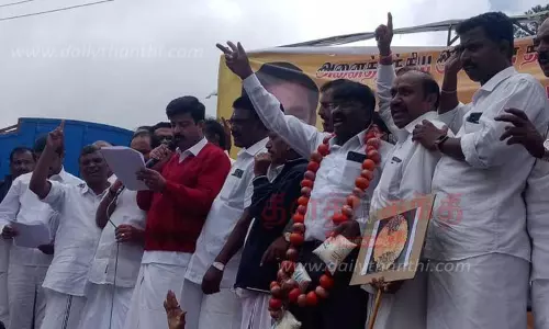 ஊட்டியில் அ.தி.மு.க.வினர் ஆர்ப்பாட்டம்