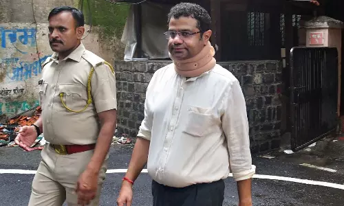 கொரோனா சிகிச்சை மைய முறைகேடு வழக்கில் உத்தவ் தாக்கரே கட்சி எம்.பி.க்கு நெருக்கமான தொழில் அதிபர் கைது - அமலாக்கத்துறை அதிரடி நடவடிக்கை