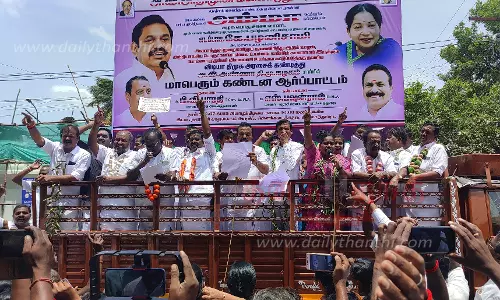 காய்கறிகளை மாலையாக அணிந்து அ.தி.மு.க.வினர் ஆர்ப்பாட்டம்