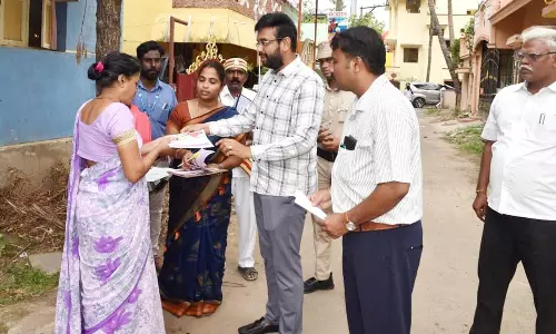 கலைஞர் மகளிர் உரிமை தொகை திட்டத்திற்காகவீடு, வீடாக டோக்கன் வினியோகம் செய்யும் பணிமாவட்ட கலெக்டர் அருண்தம்புராஜ் ஆய்வு கலைஞர் மகளிர் உரிமை தொகை திட்டத்திற்காகவீடு, வீடாக டோக்கன் வினியோகம் செய்யும் பணிமாவட்ட கலெக்டர் அருண்தம்புராஜ் ஆய்வு