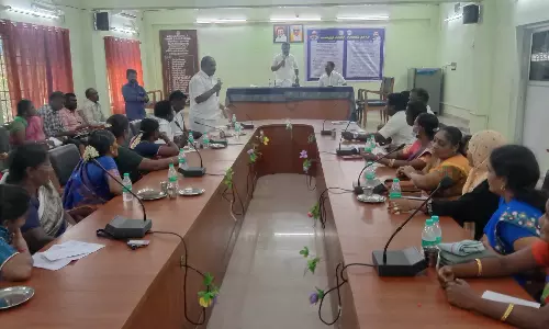 மழையில் சேதமடைந்த பாலம்- சாலையை சீரமைக்க நடவடிக்கை