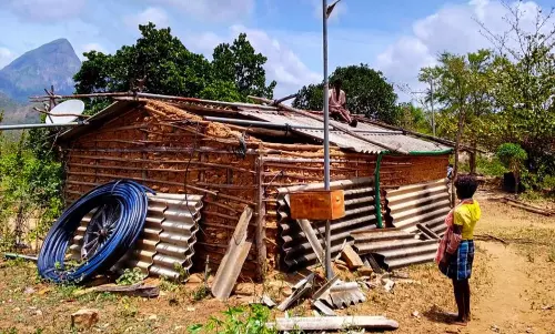 ஈசல்தட்டு மலைவாழ் குடியிருப்பில் காற்றில் பறந்த மேற்கூரை