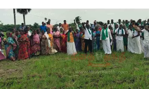 நிலத்தில் இறங்கி விவசாயிகள் ஆர்ப்பாட்டம் நிலத்தில் இறங்கி விவசாயிகள் ஆர்ப்பாட்டம்