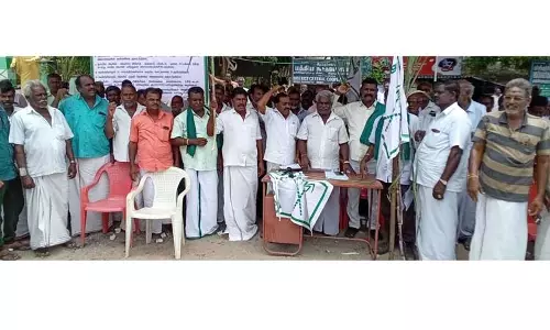 டன் ஒன்றுக்கு ரூ.5 ஆயிரம் வழங்கக்கோரிகரும்பு விவசாயிகள் ஆர்ப்பாட்டம்