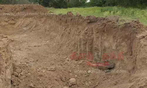 இரவு நேரங்களில் லாரிகளில் ஏரி மண் திருட்டு இரவு நேரங்களில் லாரிகளில் ஏரி மண் திருட்டு